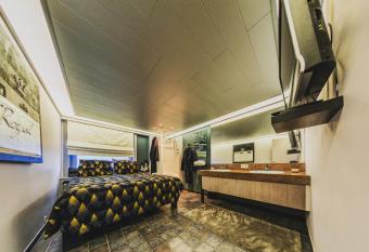 BeautyD GREY ROOM centrum Gullegem allows 18 year olds to book a room