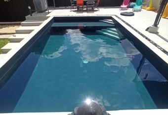 Charmante maison avec piscine chauff  e, salle de cin  ma et bar has Balcony rooms