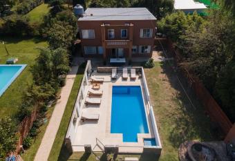 Apart Buenos Aires Ezeiza a 20 minutos de Aeropuerto Ministro Pistarini confort Hotelero.dep 2 has rooms with a private hot tub