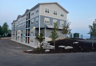 Luckys Lodge has Balcony rooms