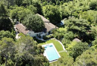 Lodge Saint J  r  me - Aix en Pce allows 18 year olds to book a room