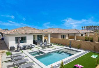 PGA WEST New Pool & Spa Home has rooms with a private hot tub