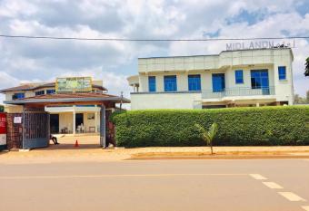 MIDLAND MOTEL KAYONZA has Balcony rooms