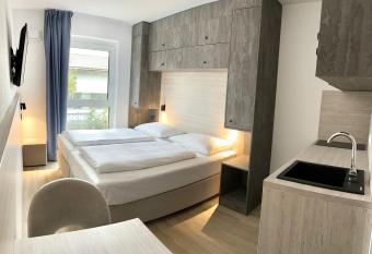 Apartimo M  nchen-Unterhaching allows 18 year olds to book a room