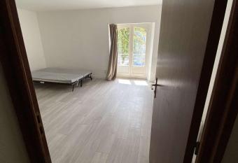 Appartement au coeur du centre-ville de Nantes allows 18 year olds to book a room