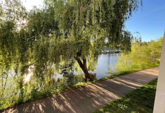 Balcon sur la rivi  re has Balcony rooms