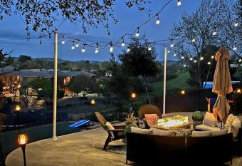 HillsideWineEscape/EV Charger/4-BR/HotTub/KingBeds has rooms with a private hot tub