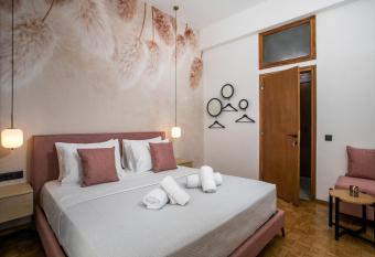 Rodi Luxury Apartment has rooms with a private hot tub