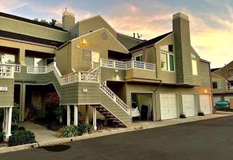 King Bed - Condo in Irvine allows 18 year olds to book a room