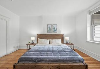 Oakland/University @A Spacious & Modern Private Bedroom with Shared Bathroom allows 18 year olds to book a room