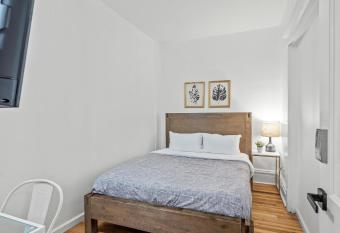Oakland/University @B Quiet & Stylish Private Bedroom with Shared Bathroom allows 18 year olds to book a room