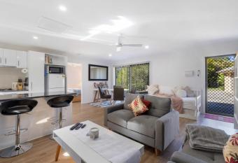 Luxury Cosy Villa Close to Glass House Mountains has Balcony rooms