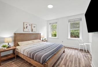 Oakland/University @C Modern & Stylish Private Bedroom with Shared Bathroom allows 18 year olds to book a room