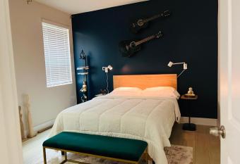 Traveller   s Comfort stay - Near everything allows 18 year olds to book a room