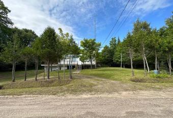 Luxury &modern chalet allows 18 year olds to book a room