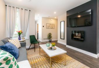 Upscale 1BR Home - King Bed - Near Byward Market allows 18 year olds to book a room