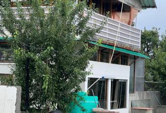 Snooze cottage mukteshwar has Balcony rooms