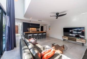 Captivating 3BR Elegance in Oxley: Your True Haven has rooms with a private hot tub