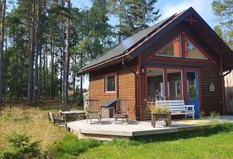 Trevligt g  sthus n  ra V  nern och badplats allows 18 year olds to book a room