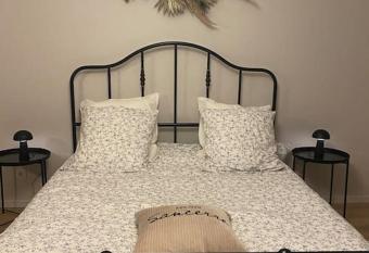 La Maison des Pressoirs has Balcony rooms