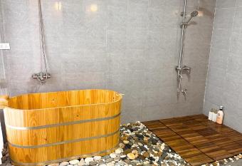 Villa L  ng C           ng L  m allows 18 year olds to book a room