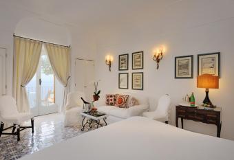 Le Sirenuse has Balcony rooms