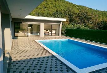 Villa Grey has Balcony rooms