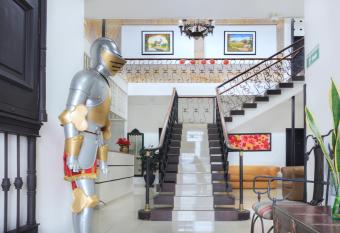 Hotel Colonial Plaza allows 18 year olds to book a room