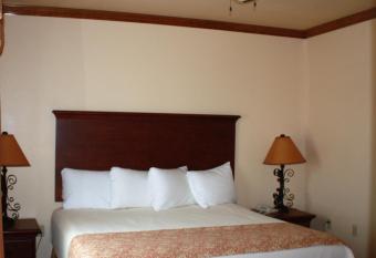 Hotel Texas Hallettsville allows 18 year olds to book a room