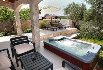Vila VikNik has rooms with a private hot tub