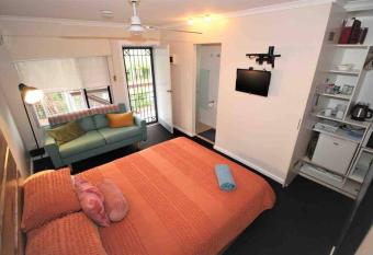 Mewali on Gregory allows 18 year olds to book a room