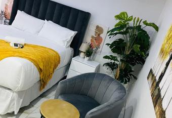 Chimas Guest House has Balcony rooms