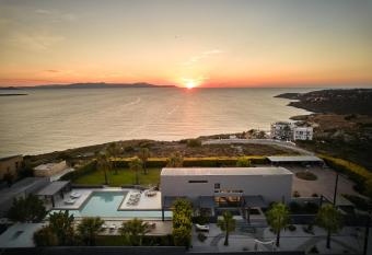 Villa Shanti has rooms with a private hot tub