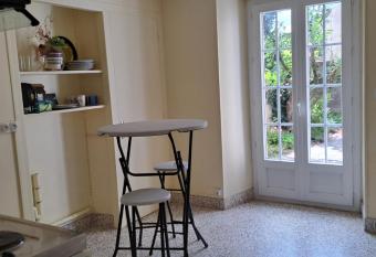 Super Appartement has Balcony rooms