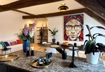 L appartement De Pastorie Alsemberg has rooms with a private hot tub