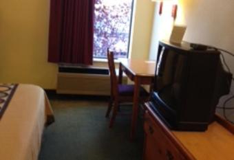 Super 8 by Wyndham Pevely has Smoking rooms