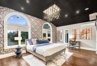 Relaxing Chalet Retreat at Sharon, ON has rooms with a private hot tub