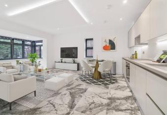 Stunning 1 Bed Flat with Parking has Balcony rooms