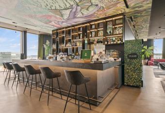 A&Y Design Apartment Sauna-Gym-Restaurant-Bar allows 18 year olds to book a room