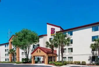 LUX & Nature in GNV! 4 bed/3ba. Chef   s Kitchen! has Balcony rooms