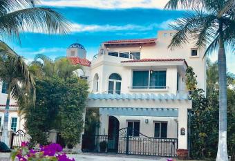 CASA CANTO MARINA 21 up to 14 guest 7 BRM has rooms with a private hot tub