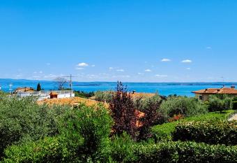la  has Balcony rooms