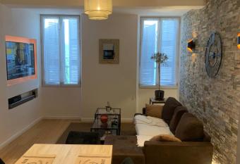 Appartement Le Luc allows 18 year olds to book a room