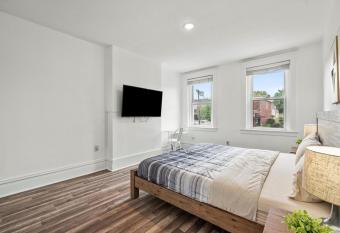 Oakland/University @D Modern and Spacious Private Bedroom with Shared allows 18 year olds to book a room