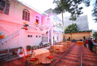 the sarovar palace allows 18 year olds to book a room