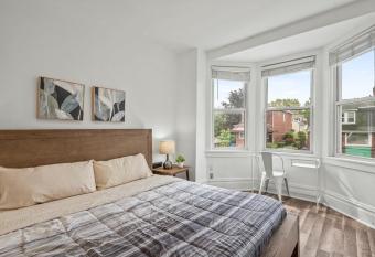 Oakland/University @E Stylish and Central Private Bedroom with Shared Bathroom allows 18 year olds to book a room