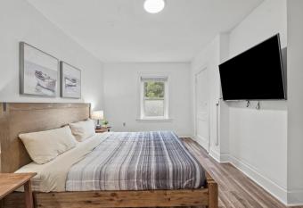 Oakland/University @F Spacious and Quiet Private Bedroom with Shared Bathroom allows 18 year olds to book a room