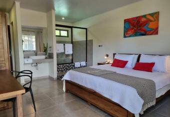 Los Lirios Hotel and Pool has Balcony rooms