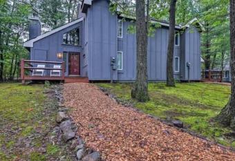 On Jack Frost Mountain Air Conditioning Included has rooms with a private hot tub