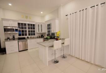 Modern 3-bed Lux Apt with Jacuzzi/Free Parking allows 18 year olds to book a room